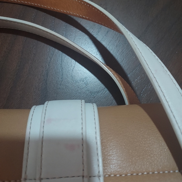 Coach tan handbag with white trim - Picture 7 of 9